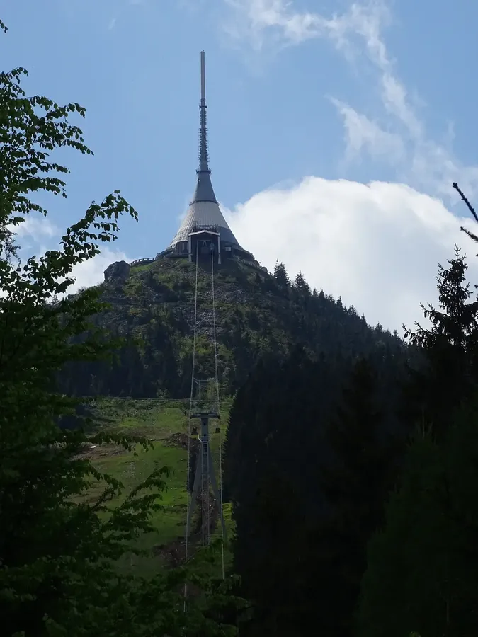 Silueta vysílače a hotelu Ještěd nad Libercem